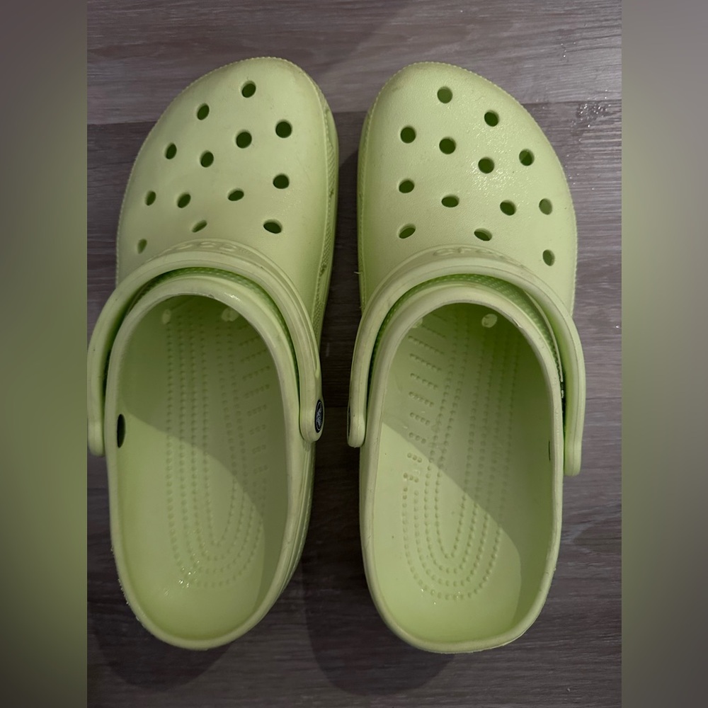 Crocs - lime green